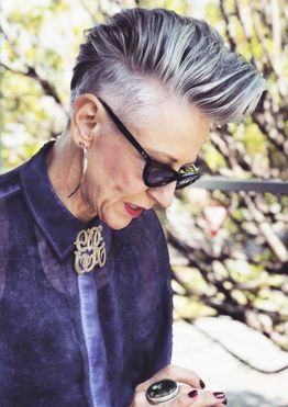 Read more about the article Features of the undercut hairstyle for older women