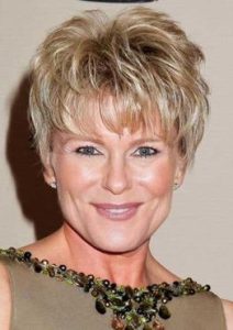 Read more about the article Latest short (pixie + bob) haircuts and hair colors for women over 50
