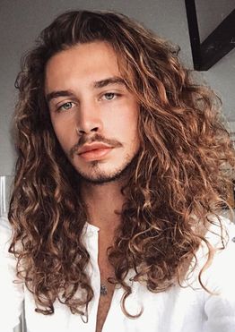 Read more about the article The most beautiful curly hairstyles for men